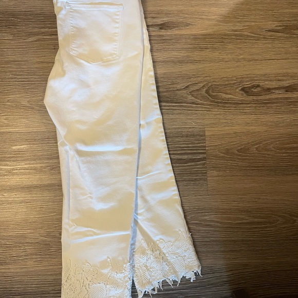 Vera wang white capri with crochet detail - Picture 2 of 5